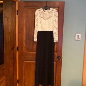 Tadashi Shoji white lace and black gown. Size 6. Worn one time. Size 6.